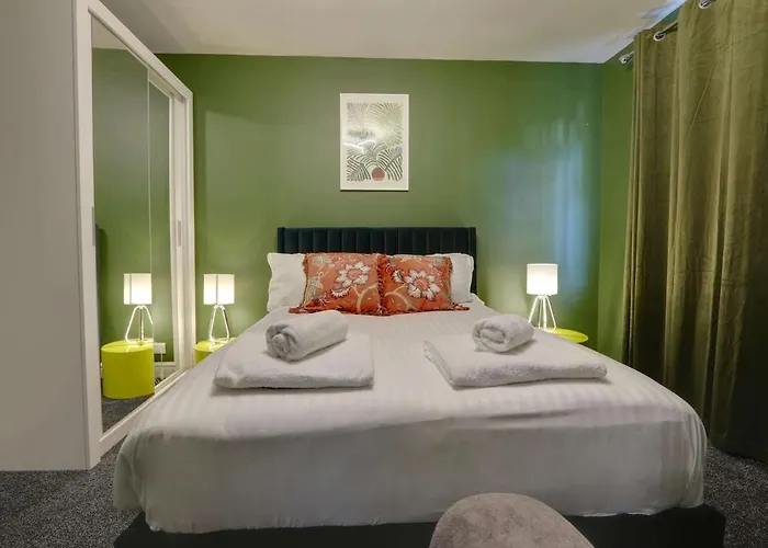 #Stylish #Exceptional 4 Bed House, Free Parking, Close To Centre